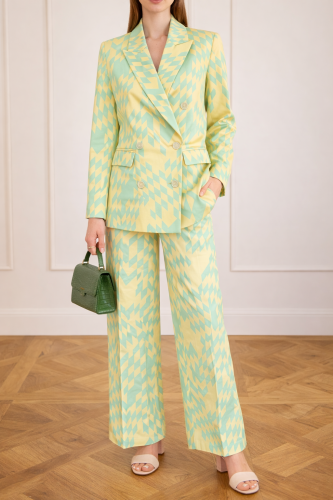 Stylowa kobieta w pastelowym garniturze.png