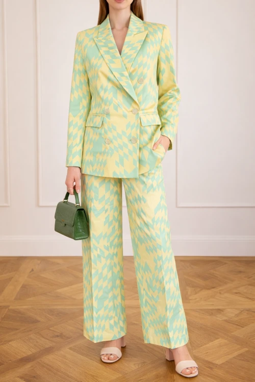 Stylowa kobieta w pastelowym garniturze.png