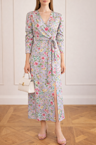 Elegancka sukienka w lawendowy wzór.png