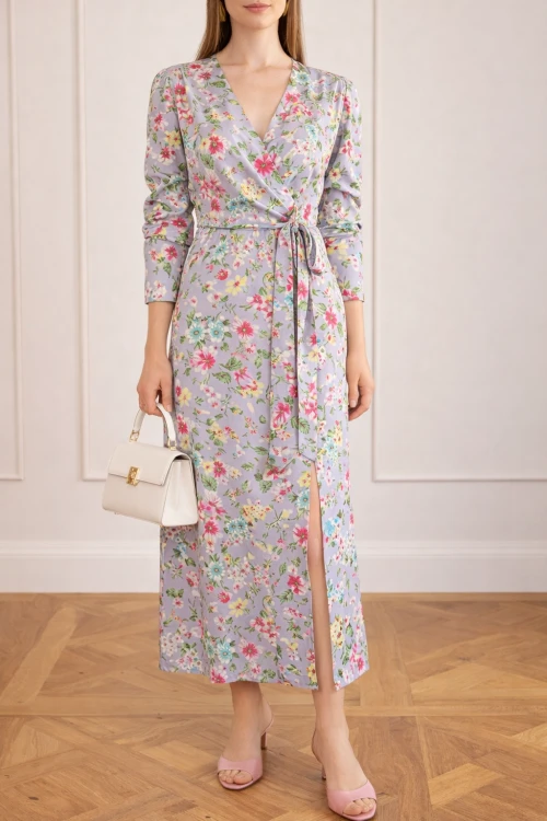 Elegancka sukienka w lawendowy wzór.png